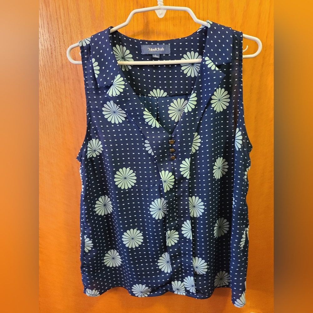 Modcloth Like New! Navy and white floral sleeveless blouse brass buttons